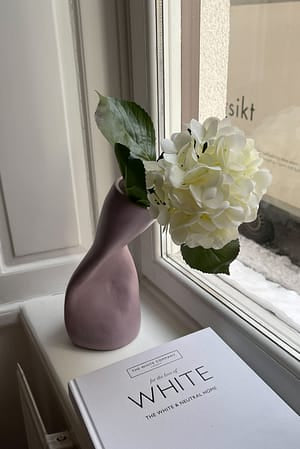 NA-KD offwhite tilted vase