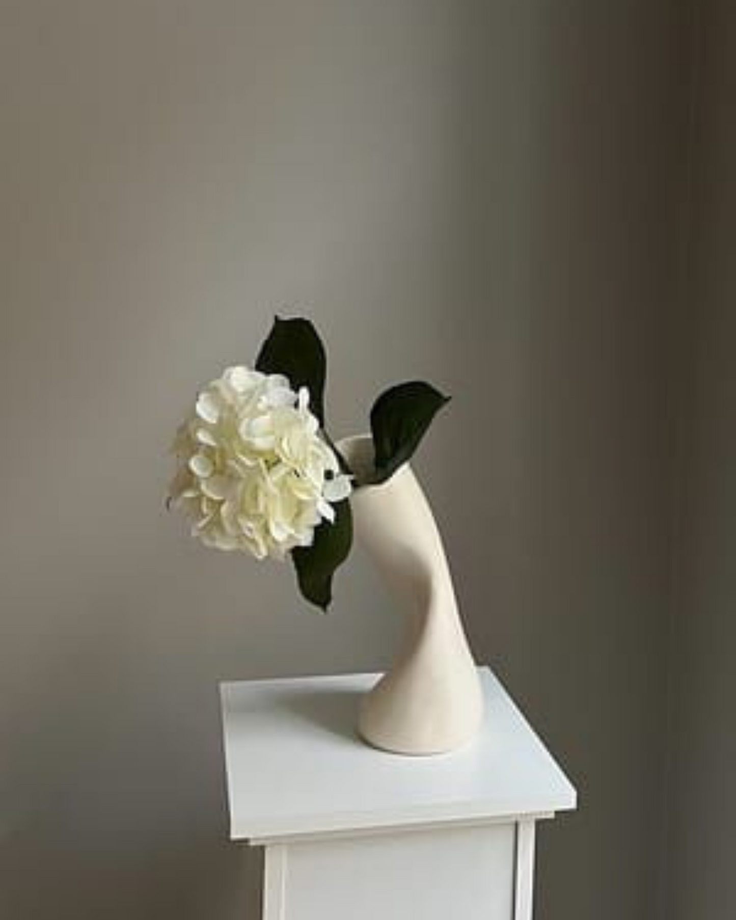 NA-KD offwhite tilted vase